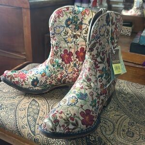 Gold cowboy boots NEW! Size 7
